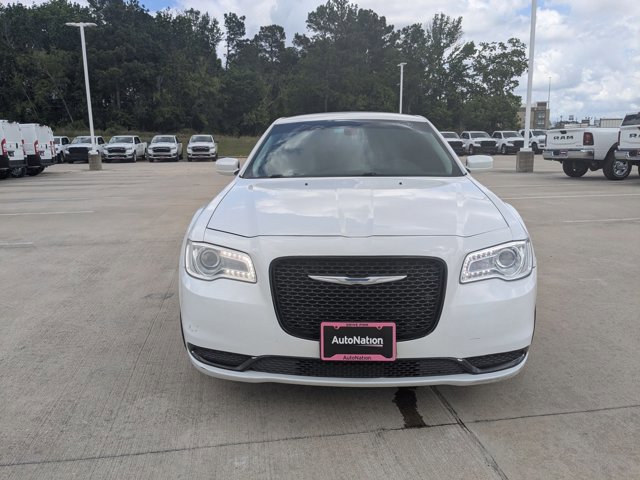 Used 2018 Chrysler 300 Touring L image 2