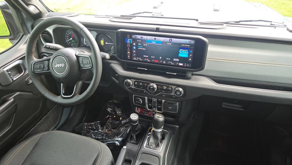 Used 2024 Jeep Wrangler Unlimited AWD/4WD image 16