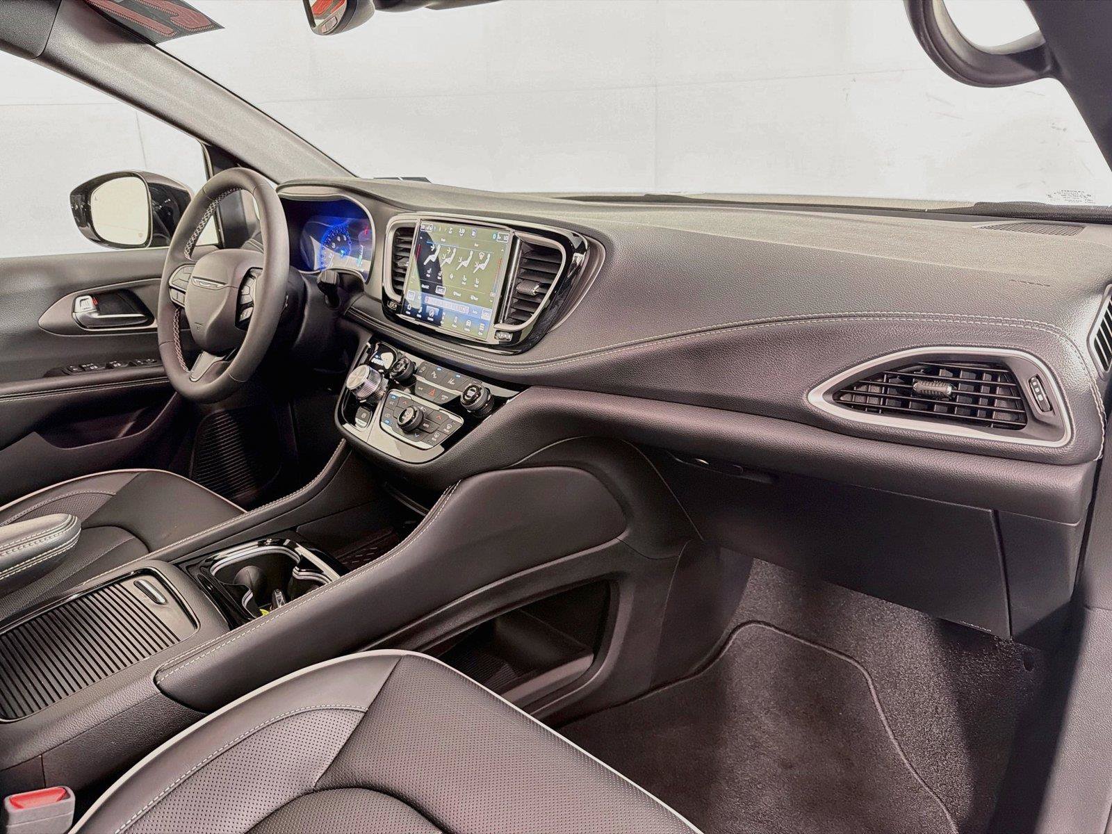 Used 2027 Chrysler Pacifica Limited FWD image 32