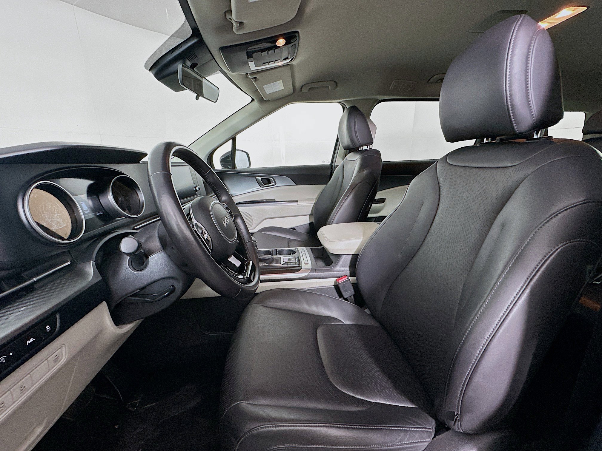 Used 2024 Kia Carnival LX image 13