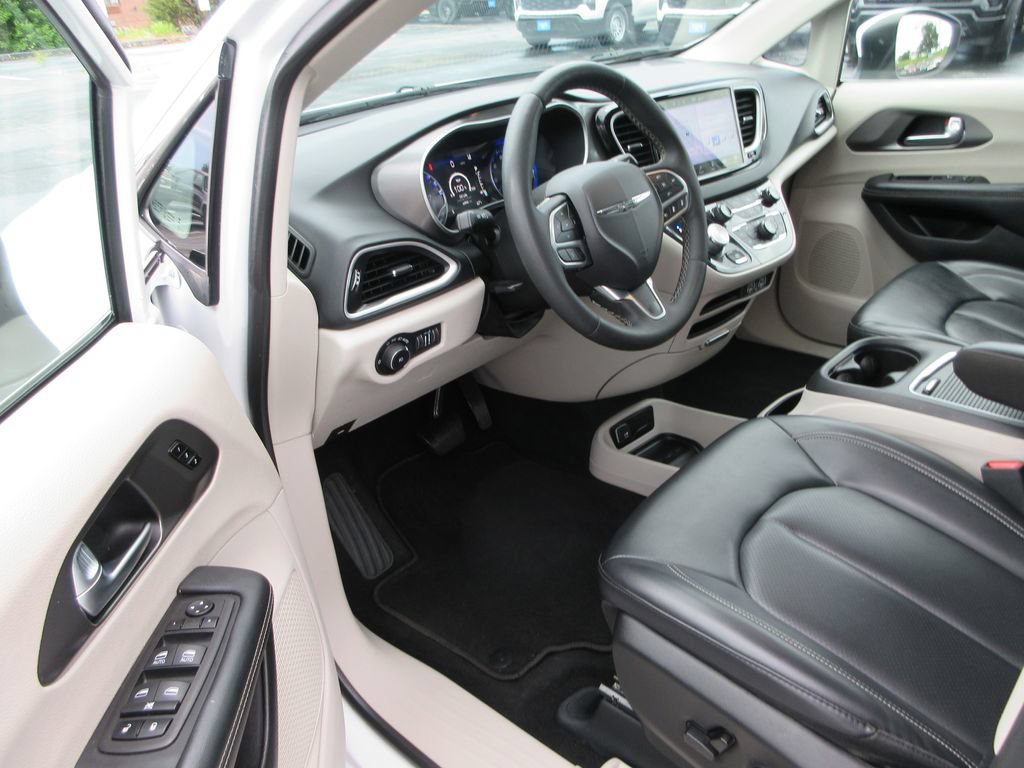 Used 2023 Chrysler Pacifica Touring-L FWD image 12