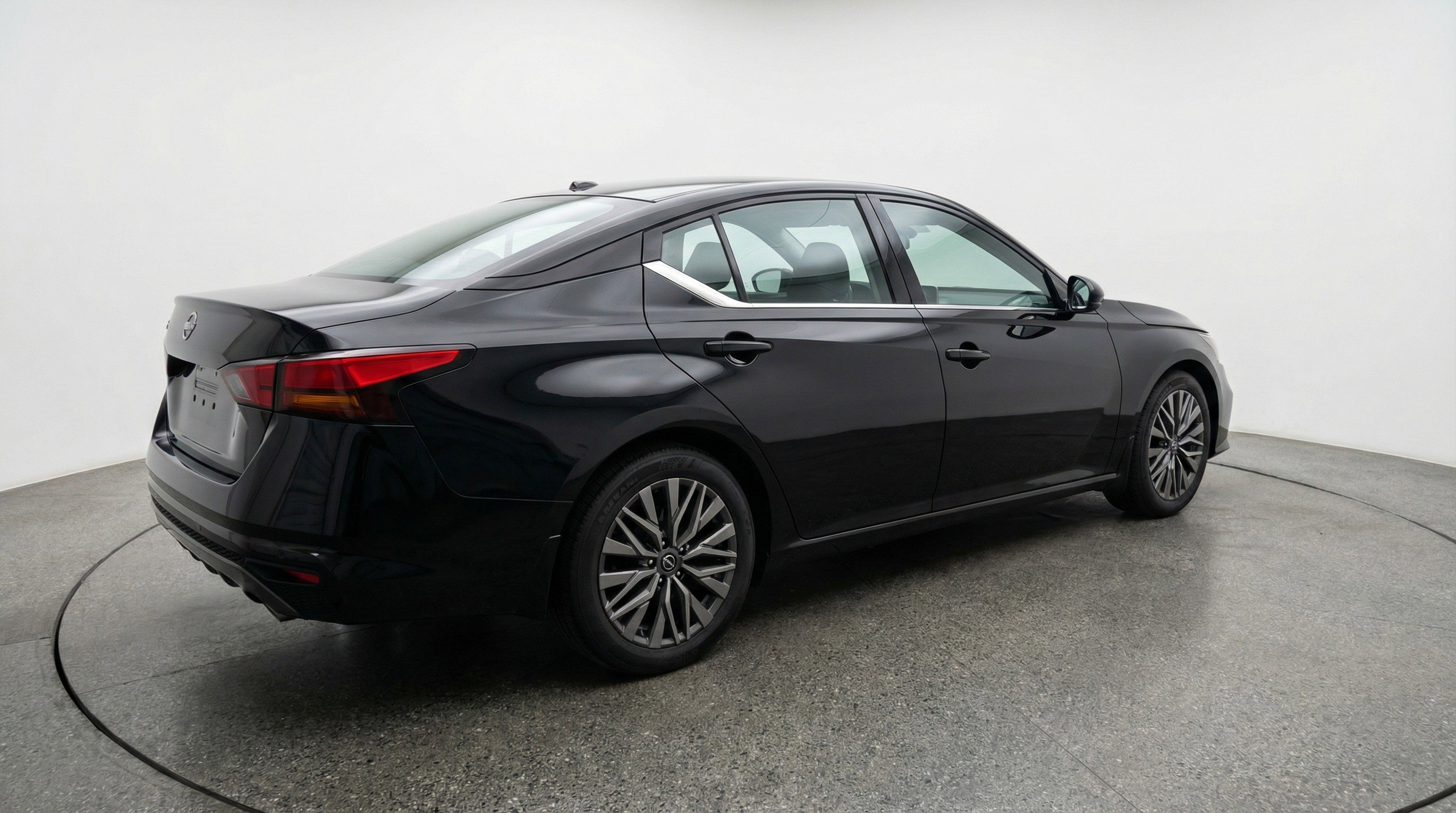 Used 2025 Nissan Altima 2.5 SV image 9