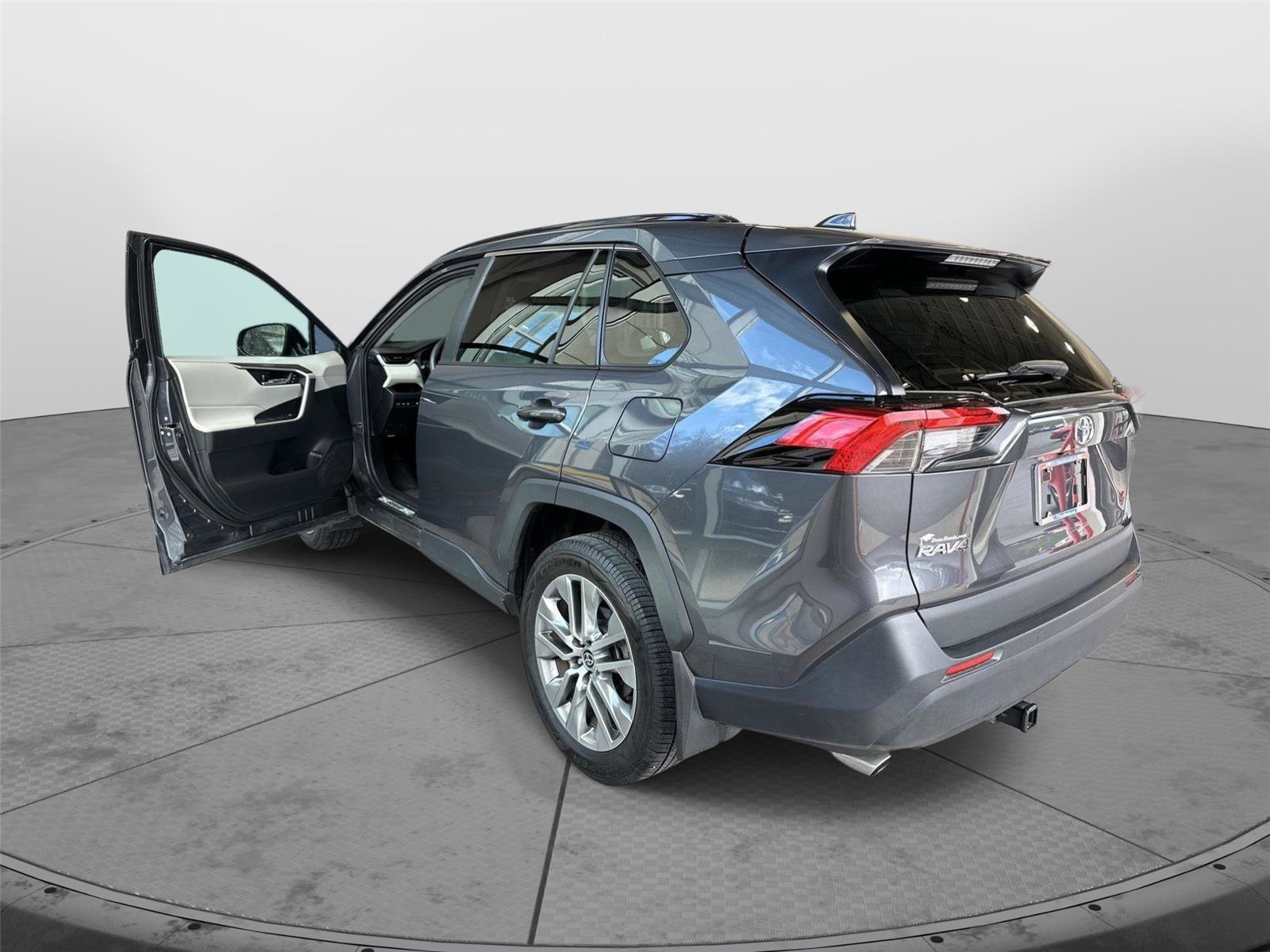 Used 2022 Toyota RAV4 XLE Premium image 6