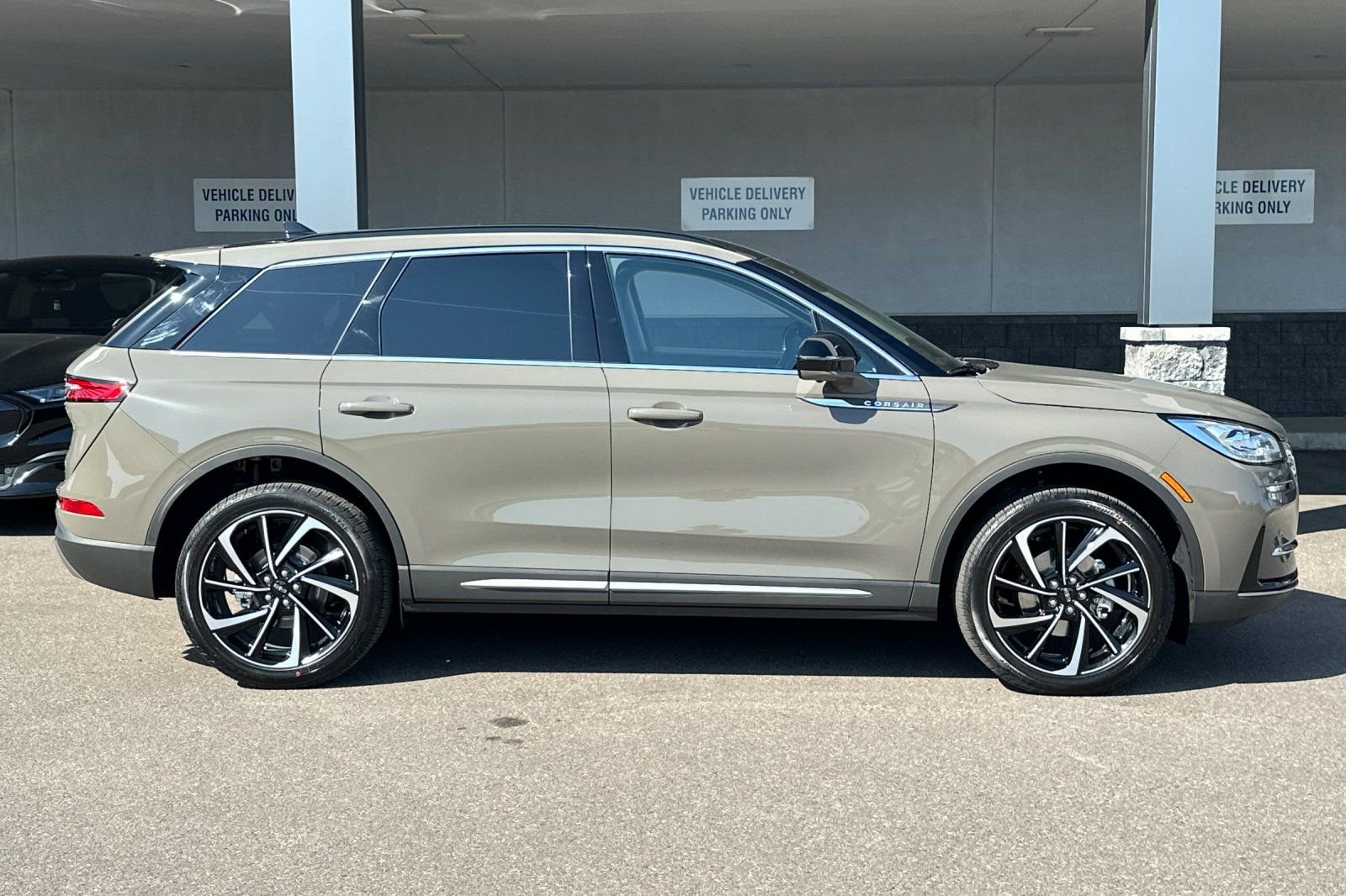 New 2025 Lincoln Corsair Reserve w/ Equipment Group 202A FWD image 2