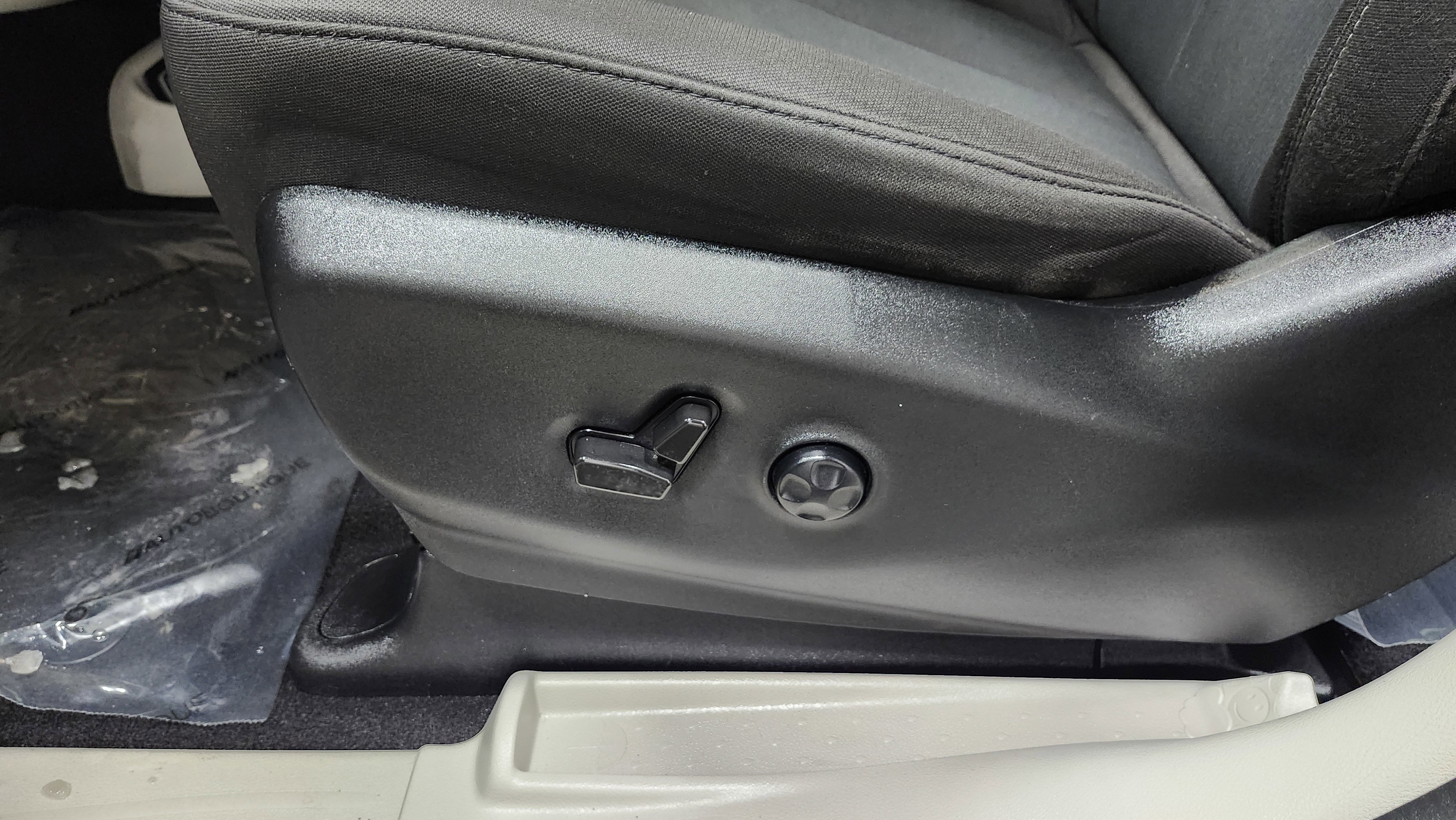 Used 2023 Chrysler Voyager LX image 22