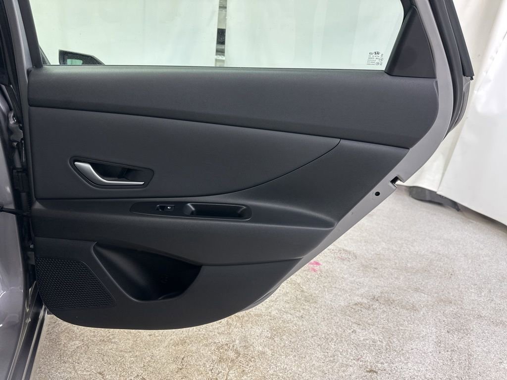 Used 2025 Hyundai Elantra SEL image 21