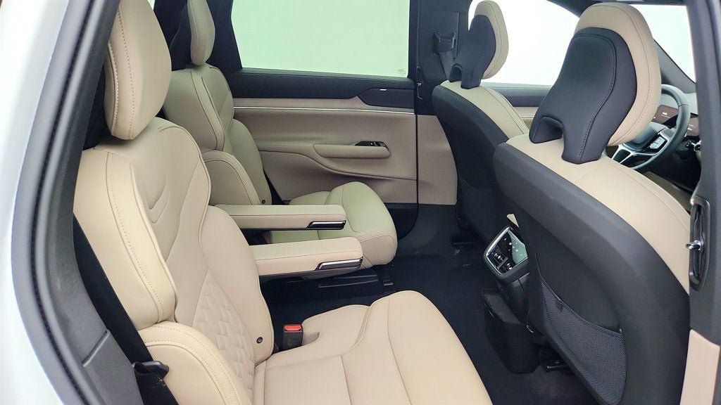 Used 2025 Volvo EX90 Plus AWD/4WD image 19