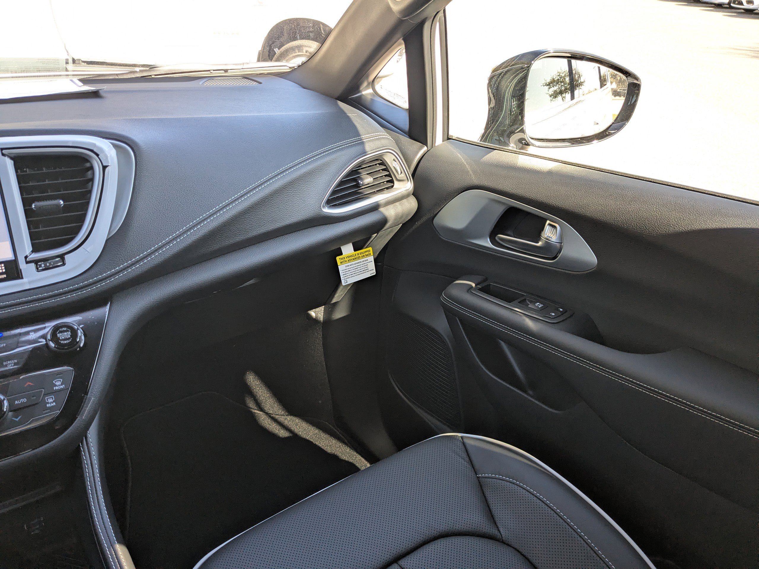 New 2026 Chrysler Pacifica Limited w/ Trailer Tow Group AWD/4WD image 16