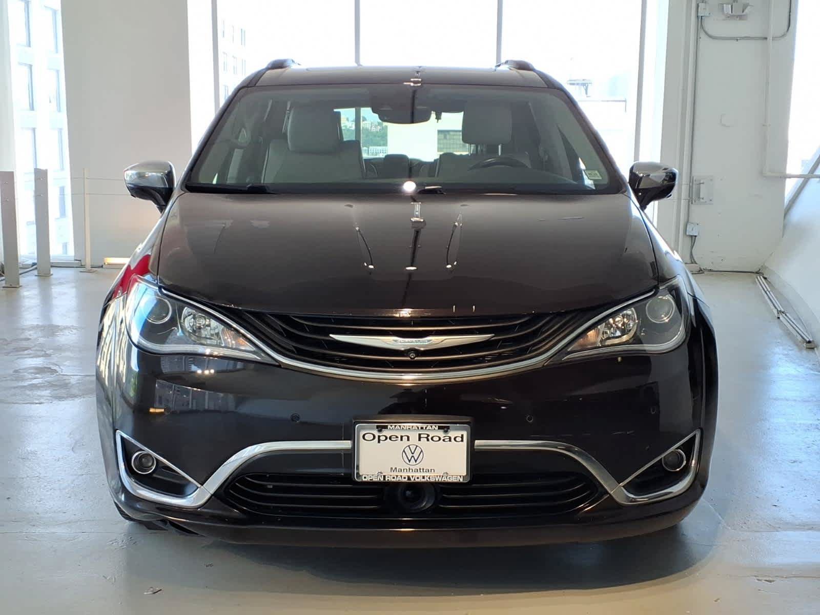Used 2018 Chrysler Pacifica Limited w/ Advanced Safetytec Group FWD image 2