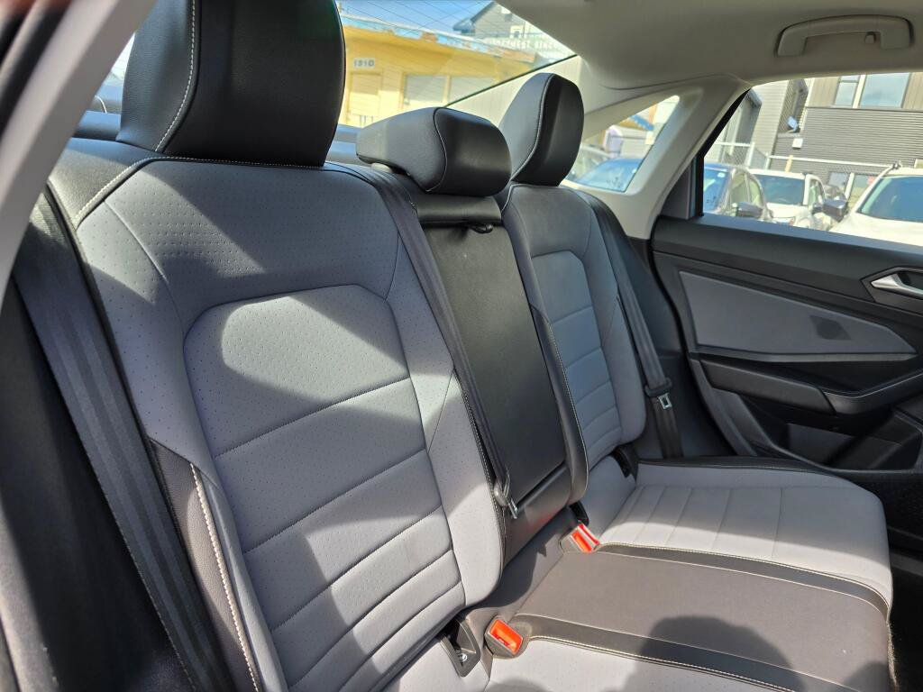 Used 2025 Volkswagen Jetta SE FWD image 14