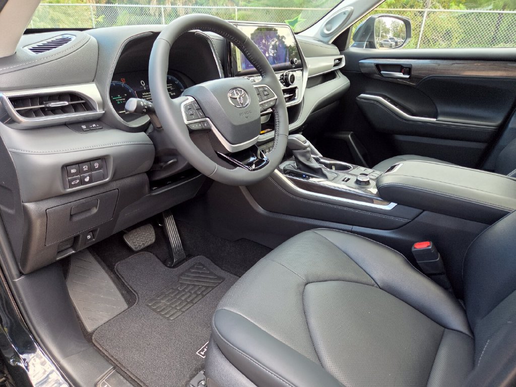Certified 2026 Toyota Highlander Platinum AWD/4WD image 28