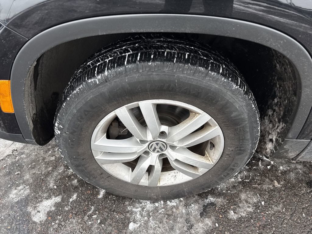 Used 2017 Volkswagen Tiguan S image 10