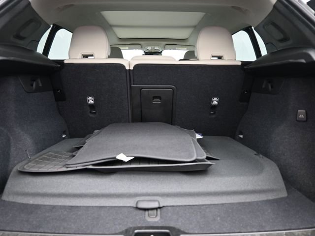 Used 2023 Volvo XC40 B5 Plus image 29