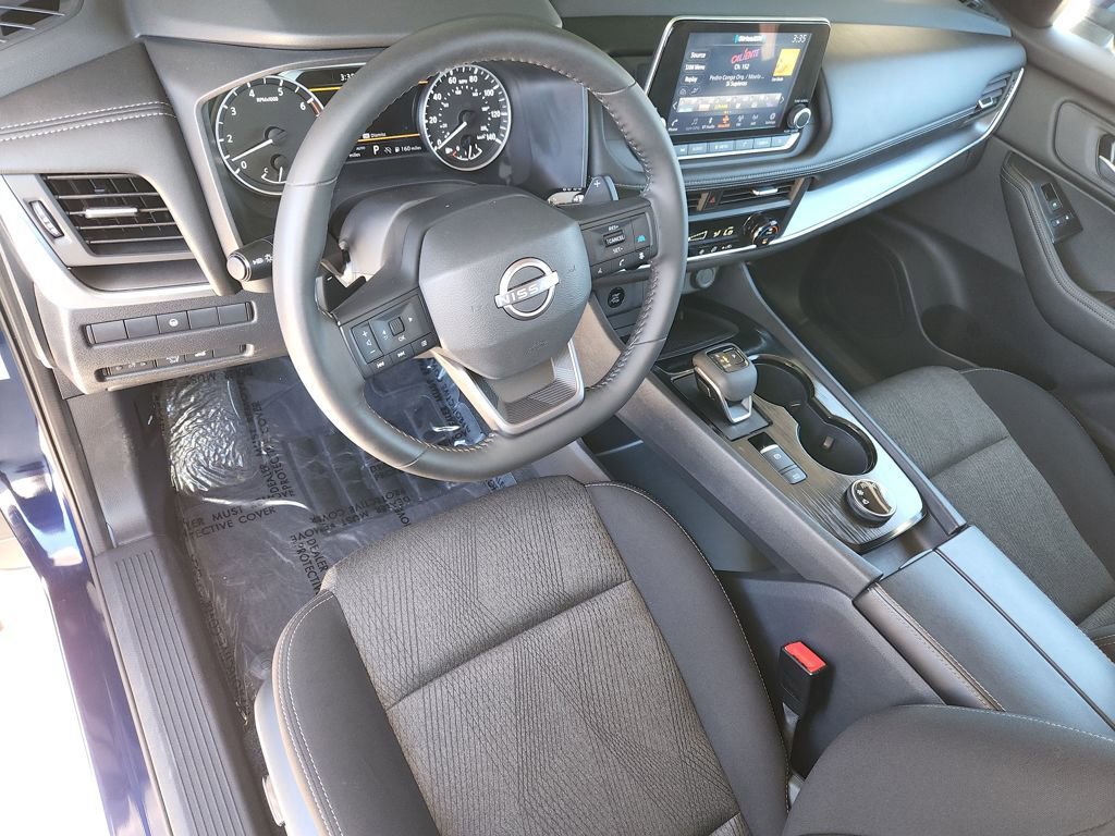 Used 2025 Nissan Rogue SV image 11