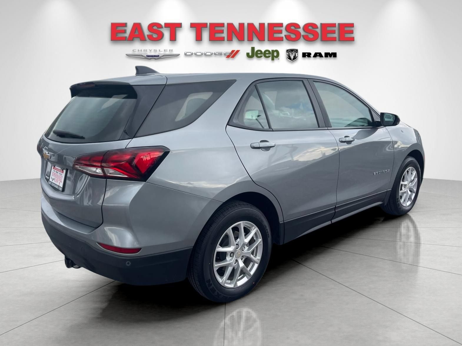 Used 2023 Chevrolet Equinox LS w/ Driver Confidence II Package FWD image 3