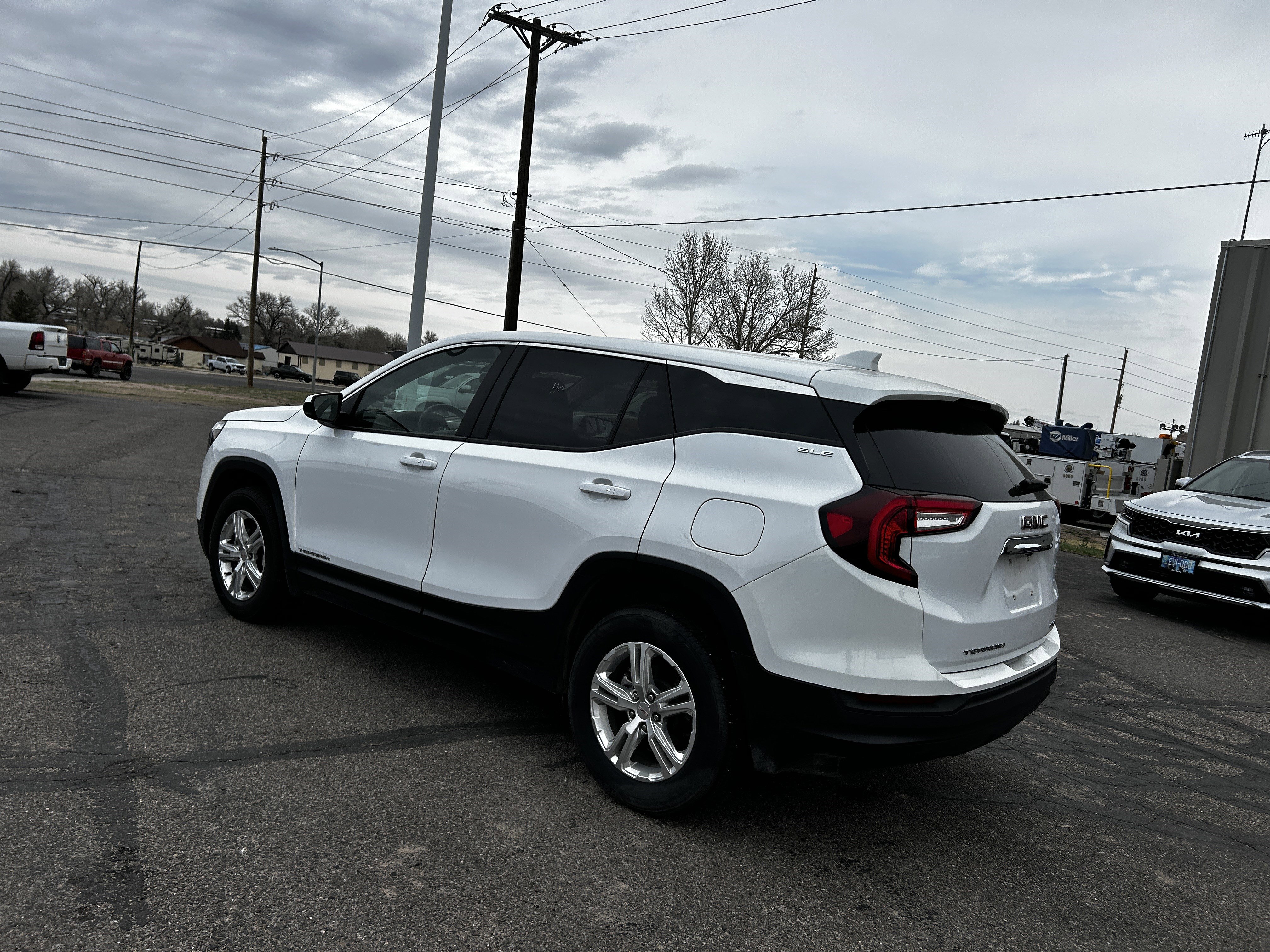 Used 2024 GMC Terrain SLE image 3