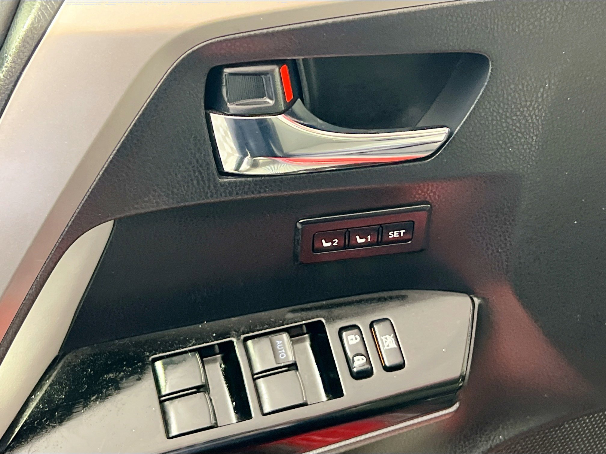 Used 2017 Toyota RAV4 Limited image 16