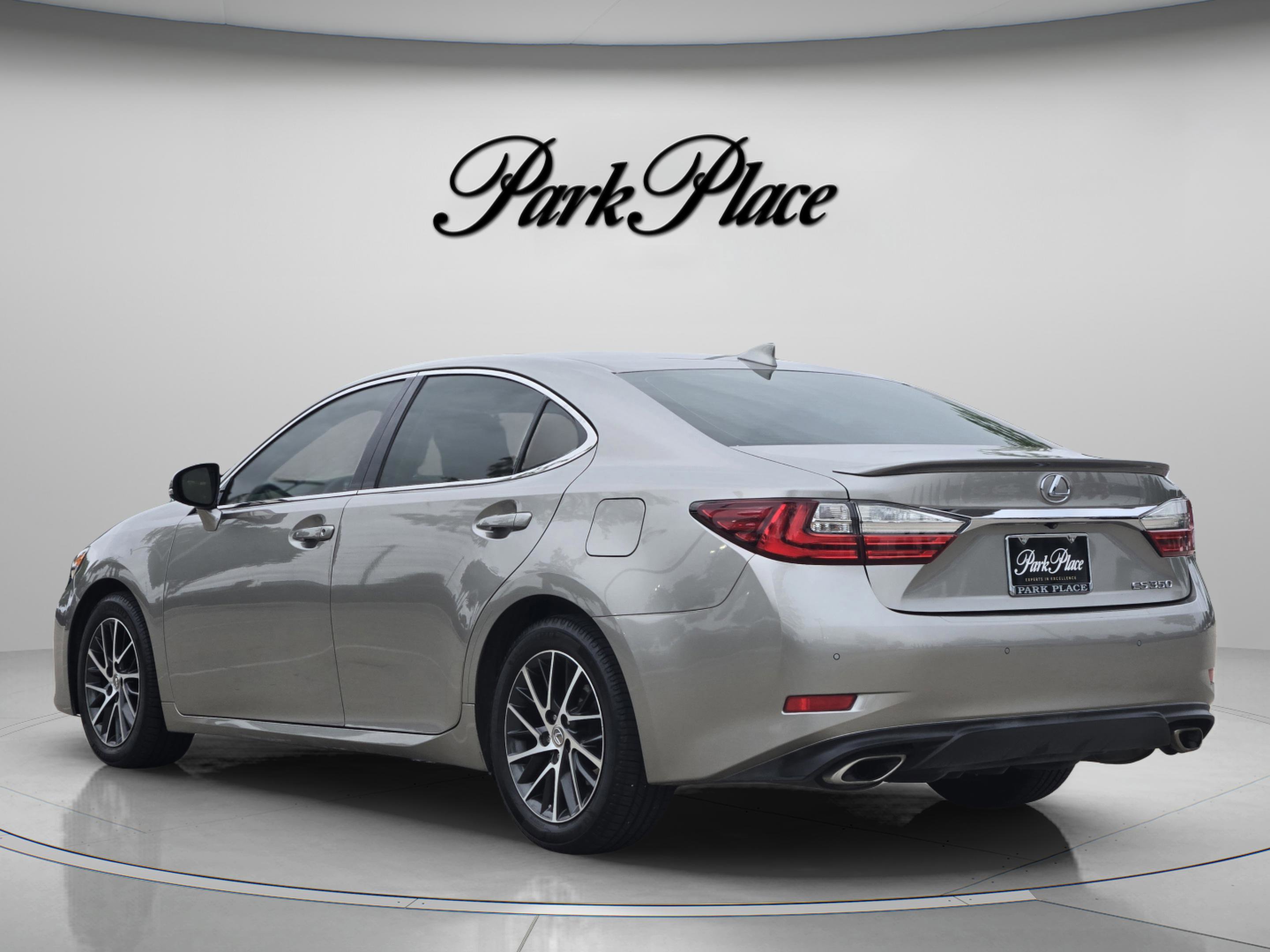 Used 2017 Lexus ES 350 w/ Luxury Package FWD image 3