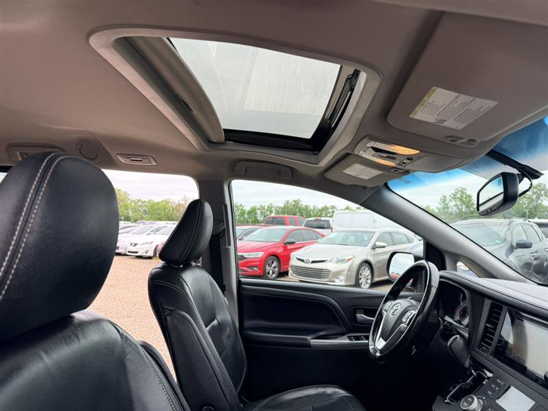 Used 2016 Toyota Sienna SE w/ SE Preferred Package FWD image 13