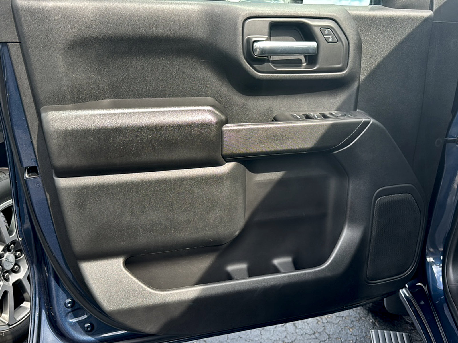 Used 2021 Chevrolet Silverado 1500 Custom Trail Boss w/ LPO, Dark Essentials Package AWD/4WD image 9
