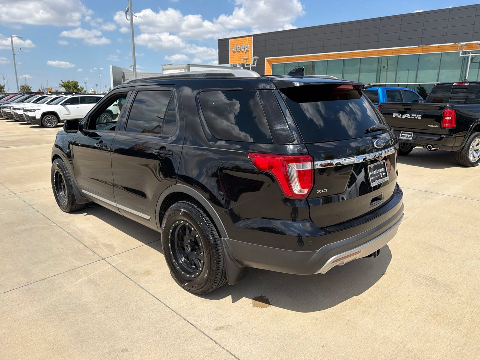 Used 2017 Ford Explorer XLT w/ Equipment Group 202A FWD image 3