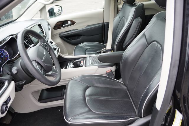 Used 2023 Chrysler Pacifica Limited FWD image 4