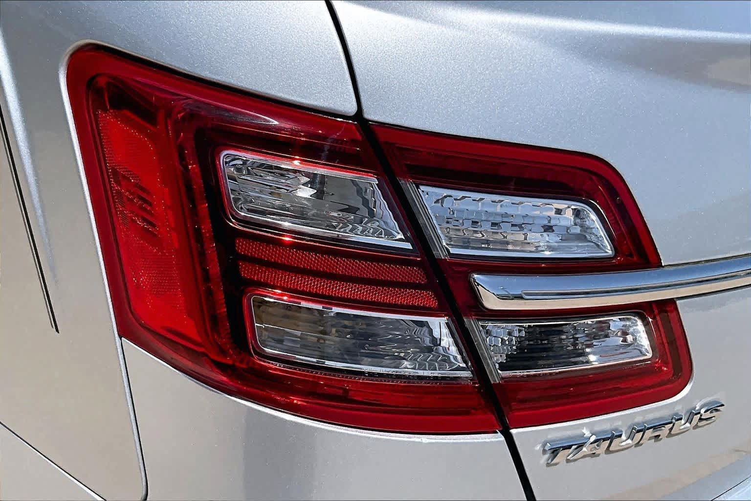 Used 2013 Ford Taurus Limited FWD image 26