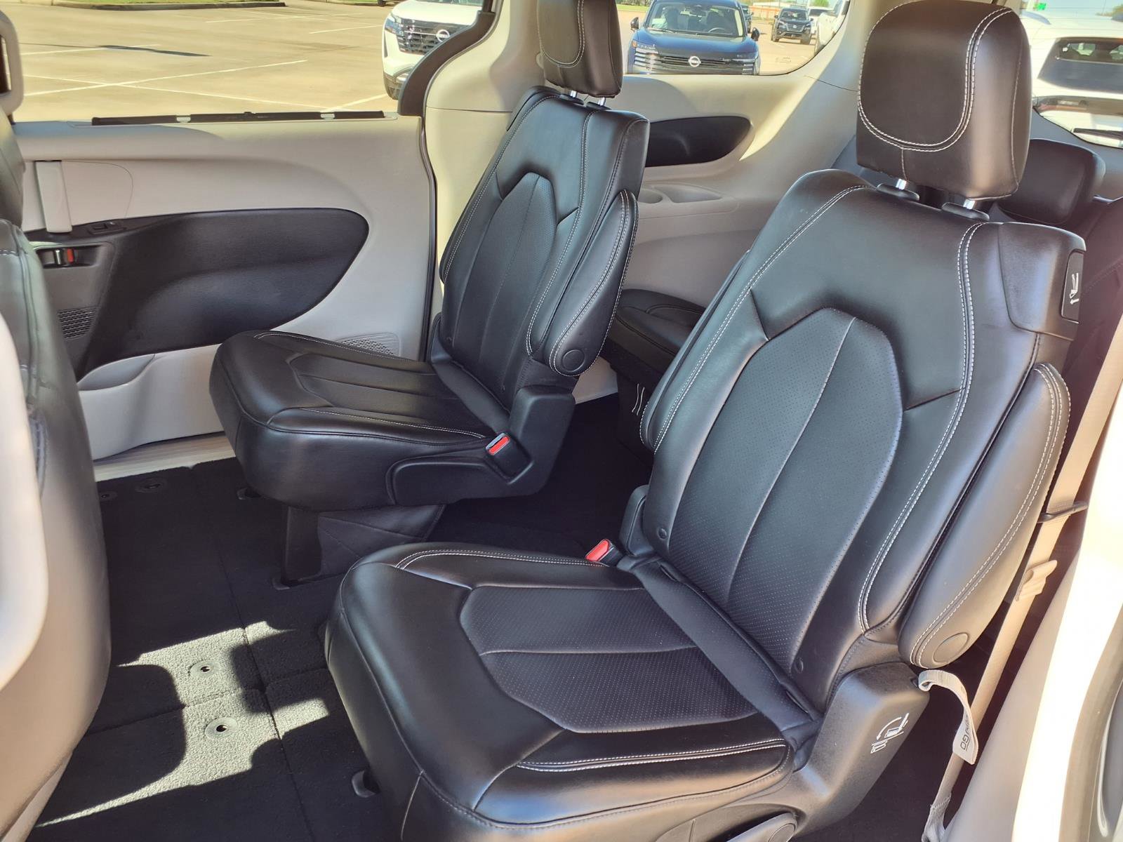 Used 2023 Chrysler Pacifica Touring-L FWD image 28