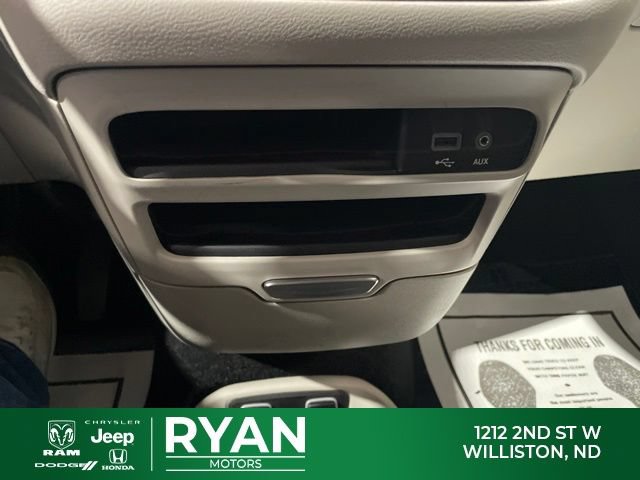 Used 2018 Chrysler Pacifica Touring-L FWD image 26