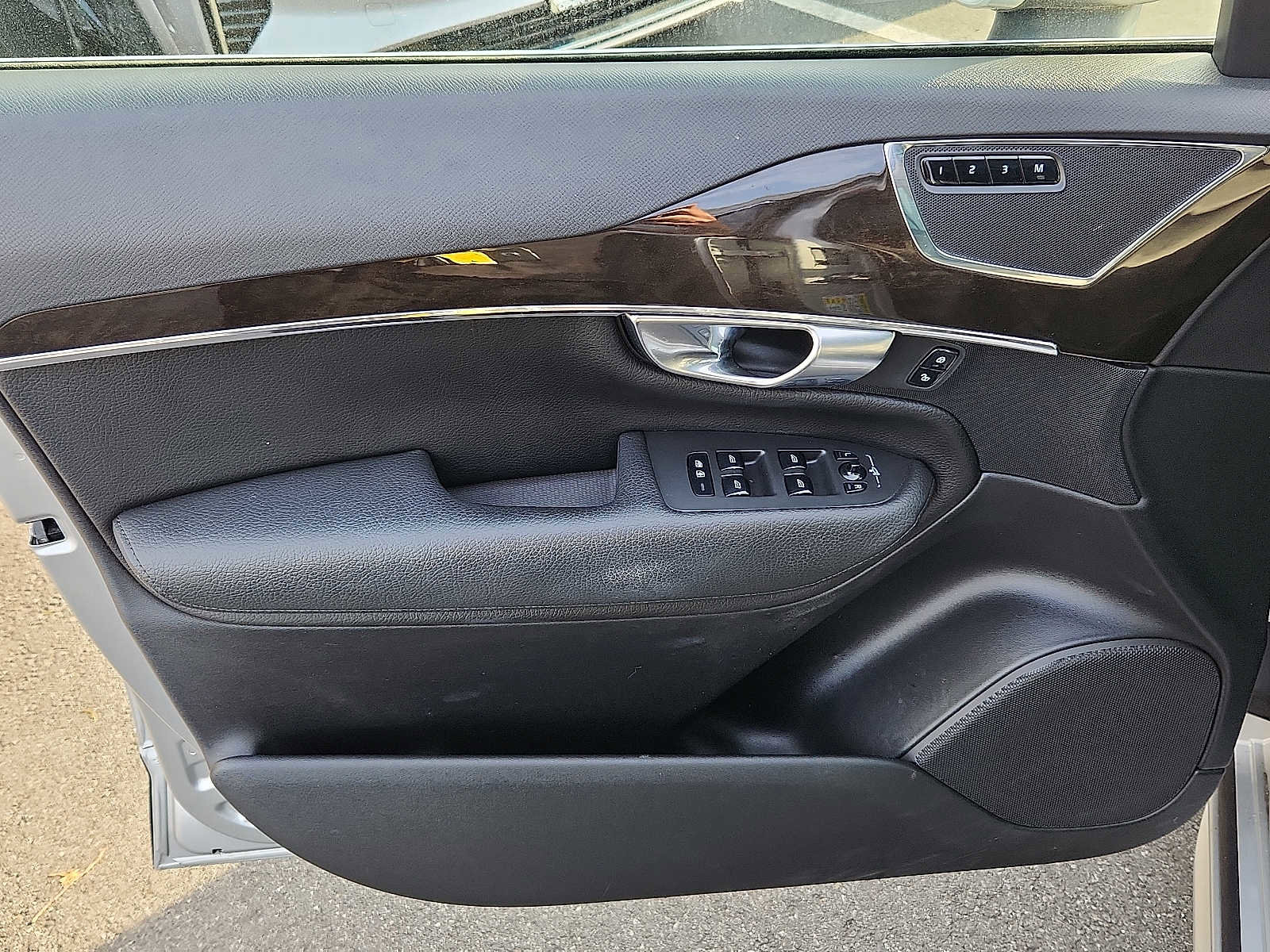 Used 2018 Volvo XC90 T6 Momentum w/ Convenience Package image 12