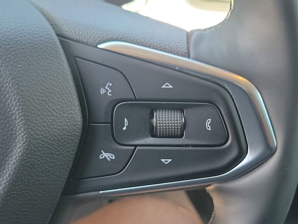 Used 2025 Chevrolet Trax LT FWD image 25