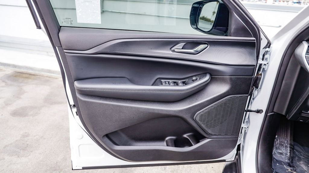 Certified 2025 Jeep Grand Cherokee Altitude image 22