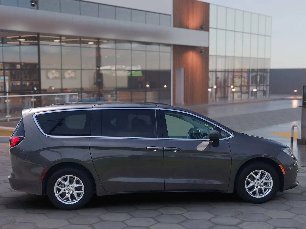 Used 2021 Chrysler Voyager Lxi FWD image 4