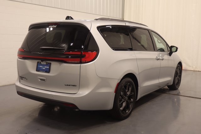 New 2026 Chrysler Pacifica Limited image 8