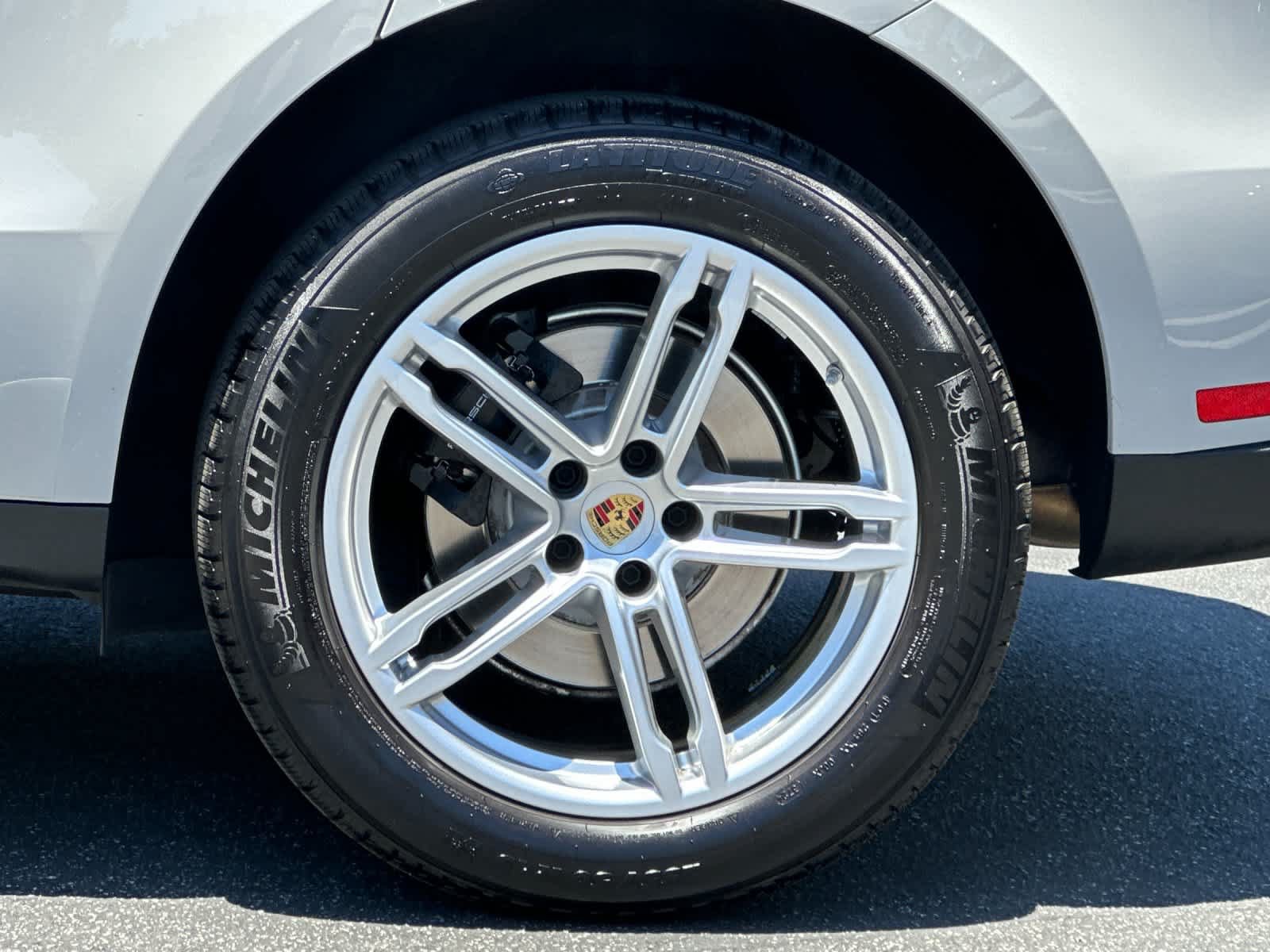 Certified 2025 Porsche Macan AWD/4WD image 30