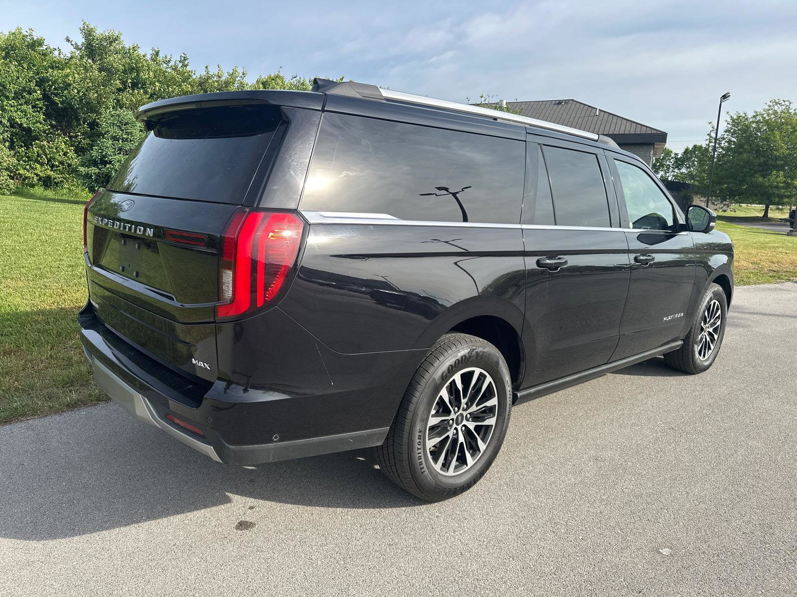 Used 2025 Ford Expedition Max Platinum AWD/4WD image 17