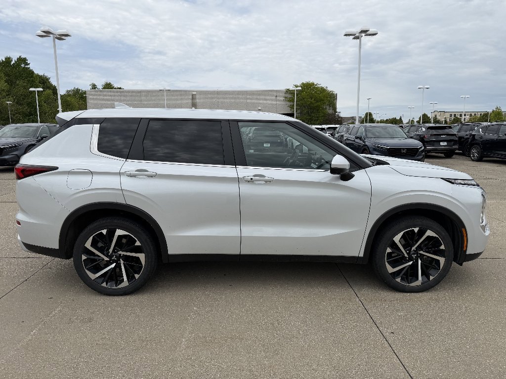 Used 2024 Mitsubishi Outlander SE AWD/4WD image 5