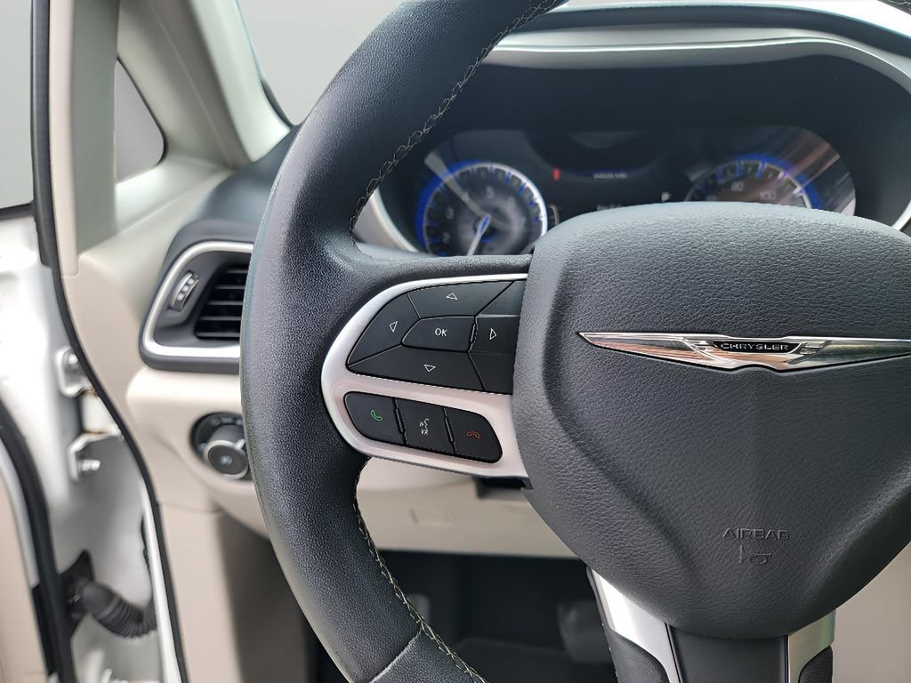 Used 2022 Chrysler Pacifica Touring-L FWD image 16