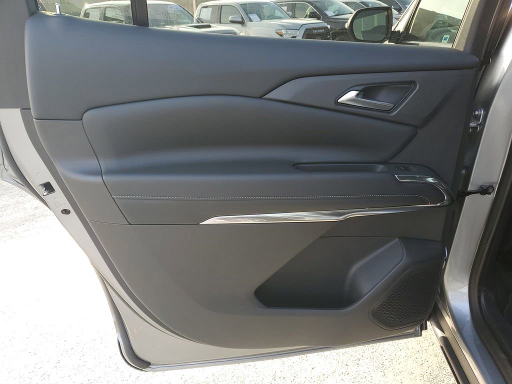 Used 2025 Chevrolet Traverse LT image 16