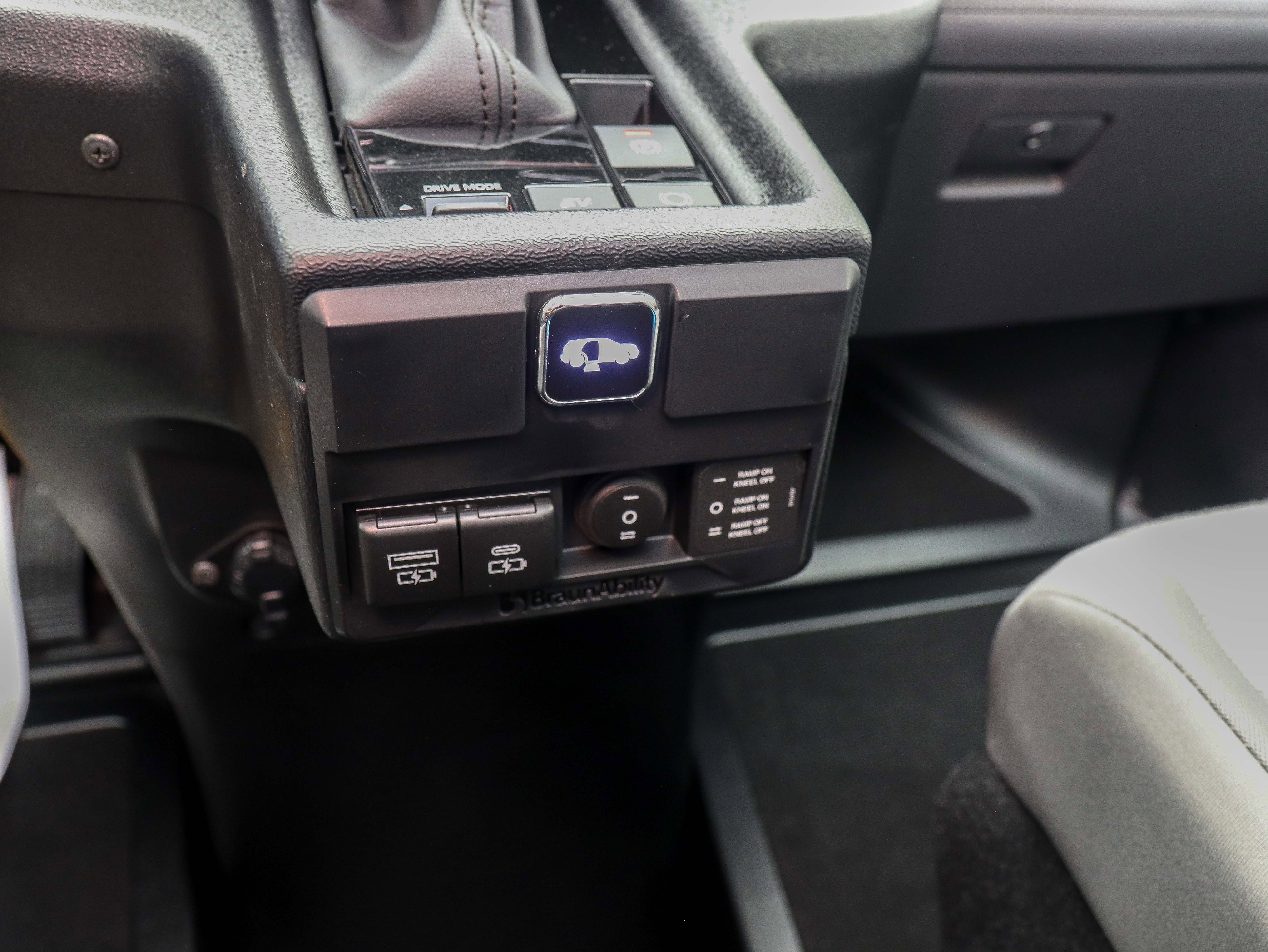 Used 2024 Toyota Sienna LE FWD image 28