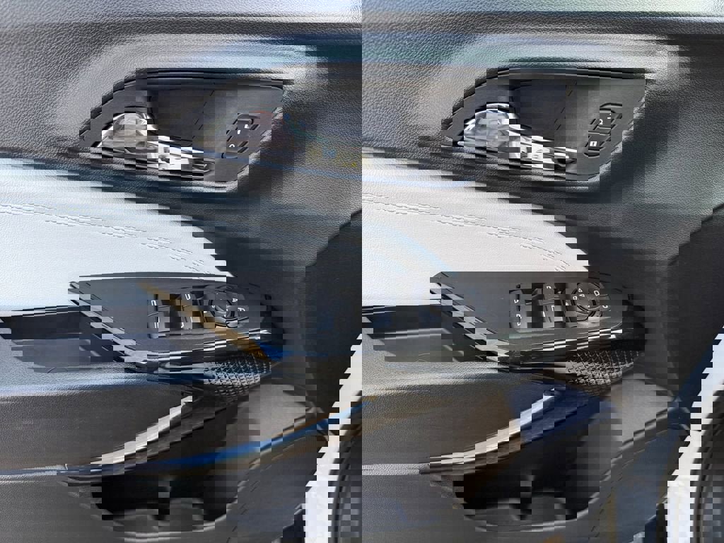 Used 2025 Chevrolet Trax LT w/ Driver Confidence Package image 17