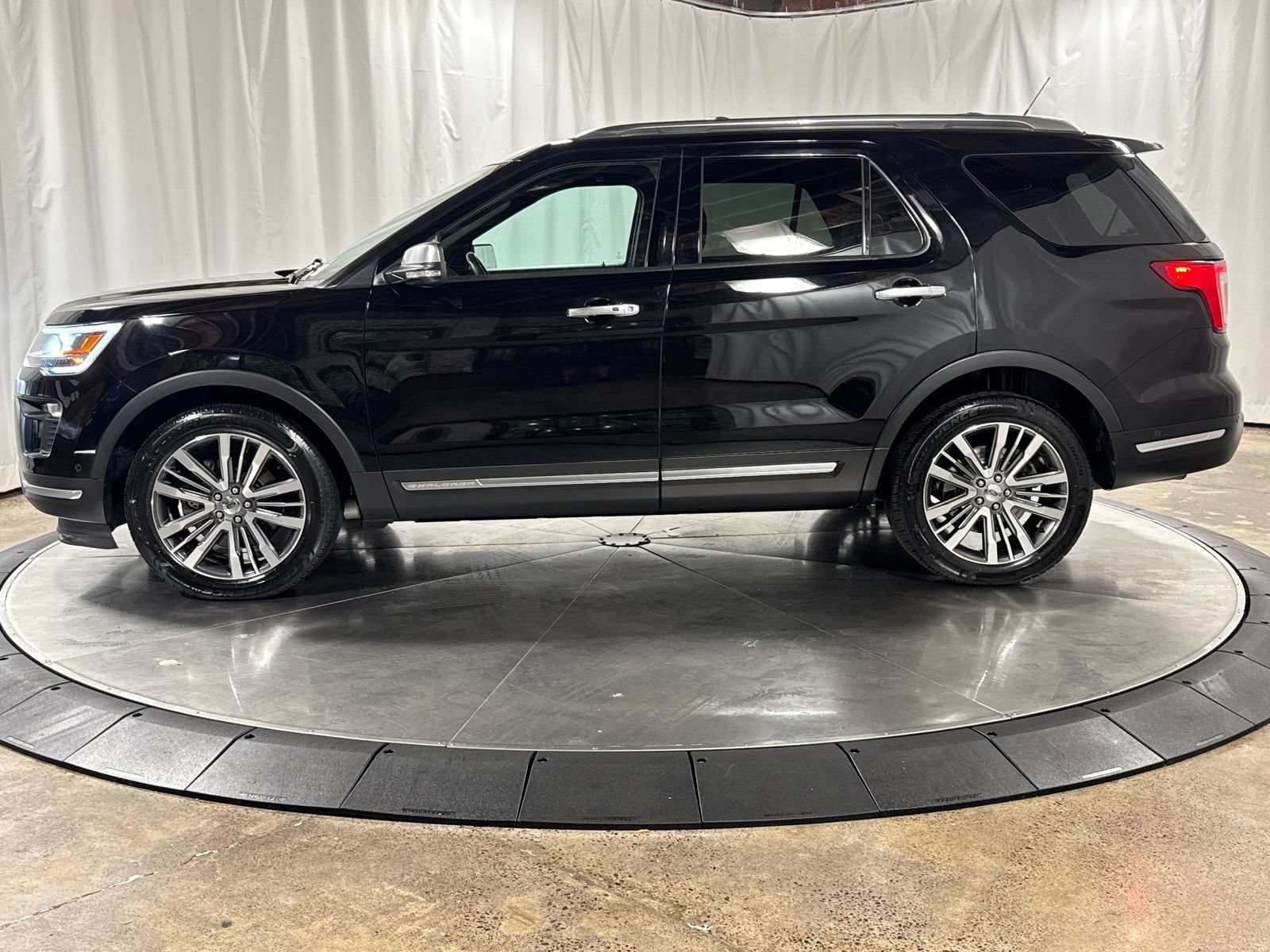Used 2018 Ford Explorer Platinum AWD/4WD image 8