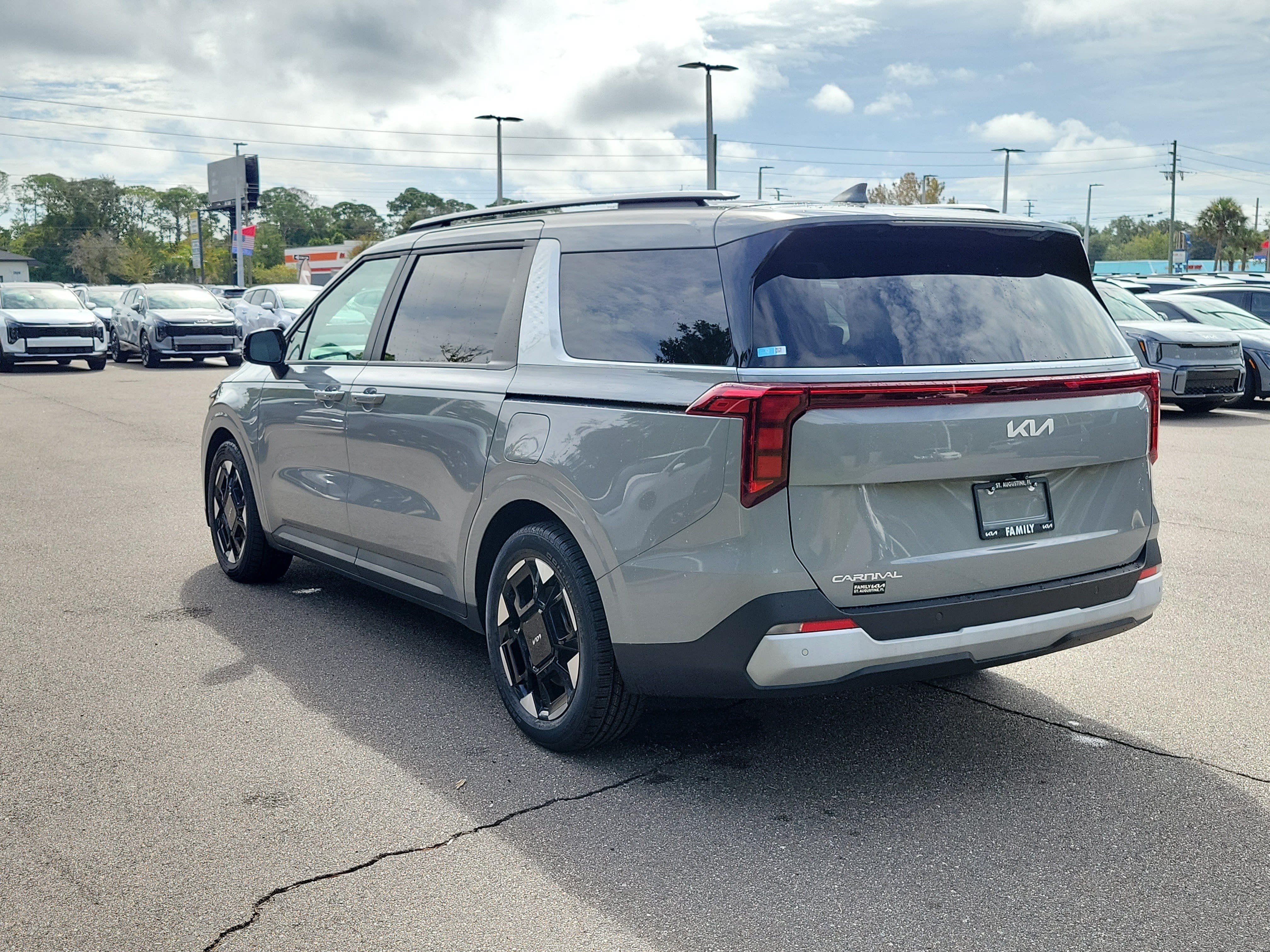 Certified 2025 Kia Carnival EX FWD image 4