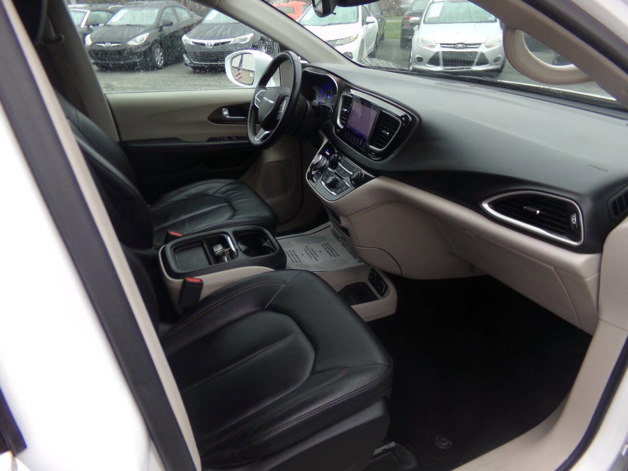 Used 2017 Chrysler Pacifica Touring-L image 32