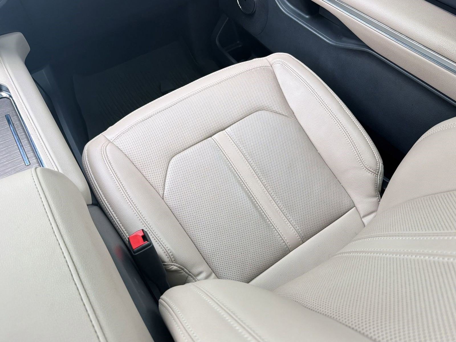 Used 2023 Ford Expedition Limited image 32