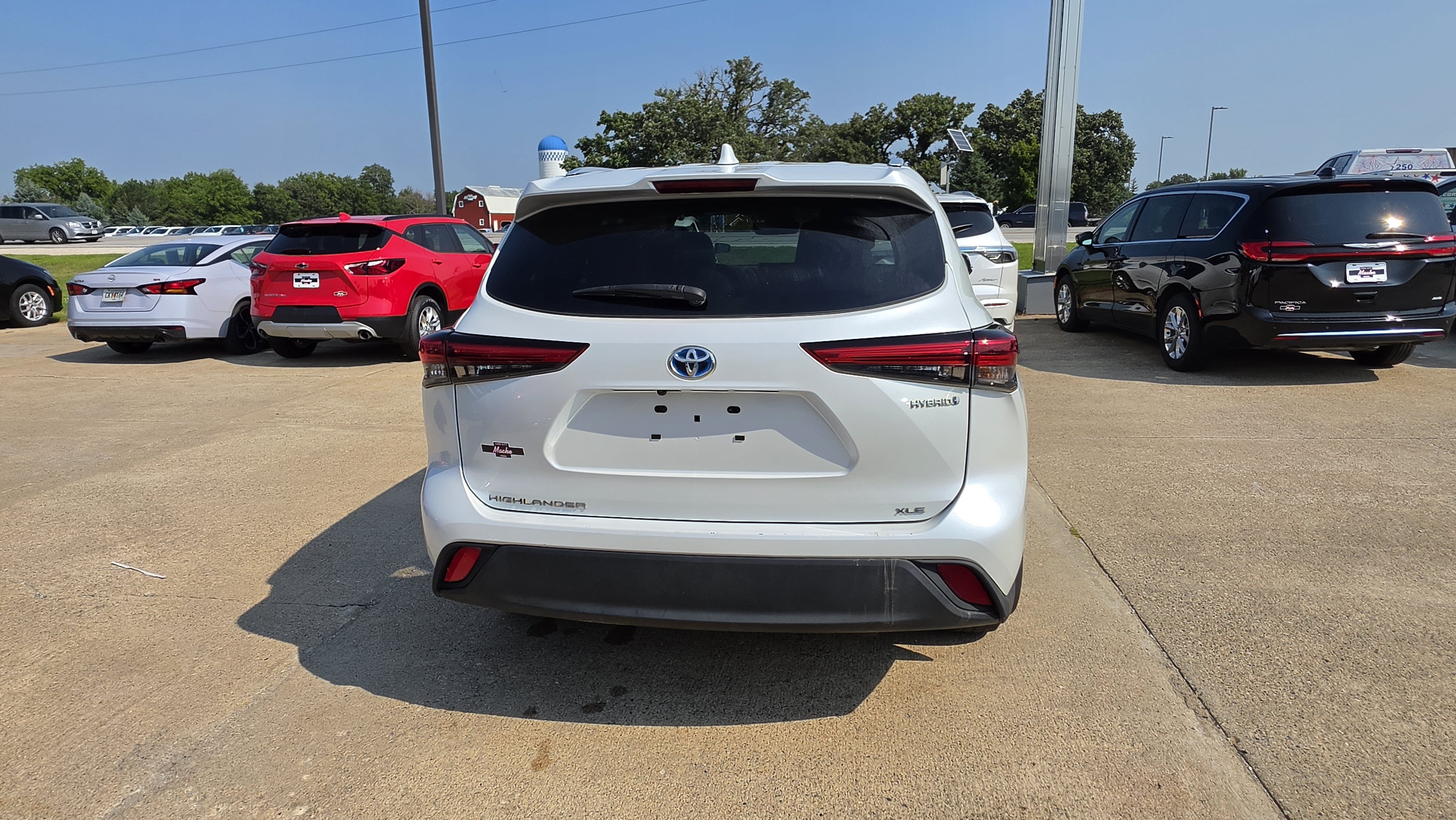 Used 2022 Toyota Highlander XLE AWD/4WD image 6