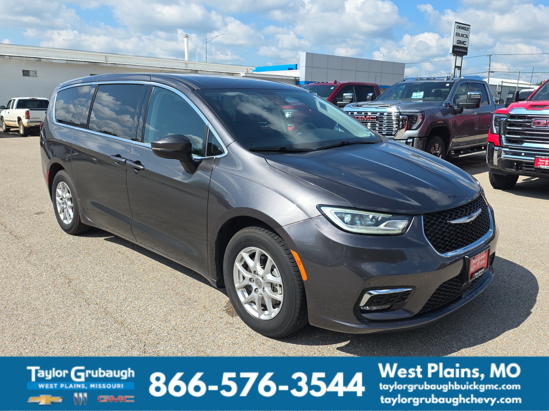 Used 2023 Chrysler Pacifica Touring-L FWD image 2