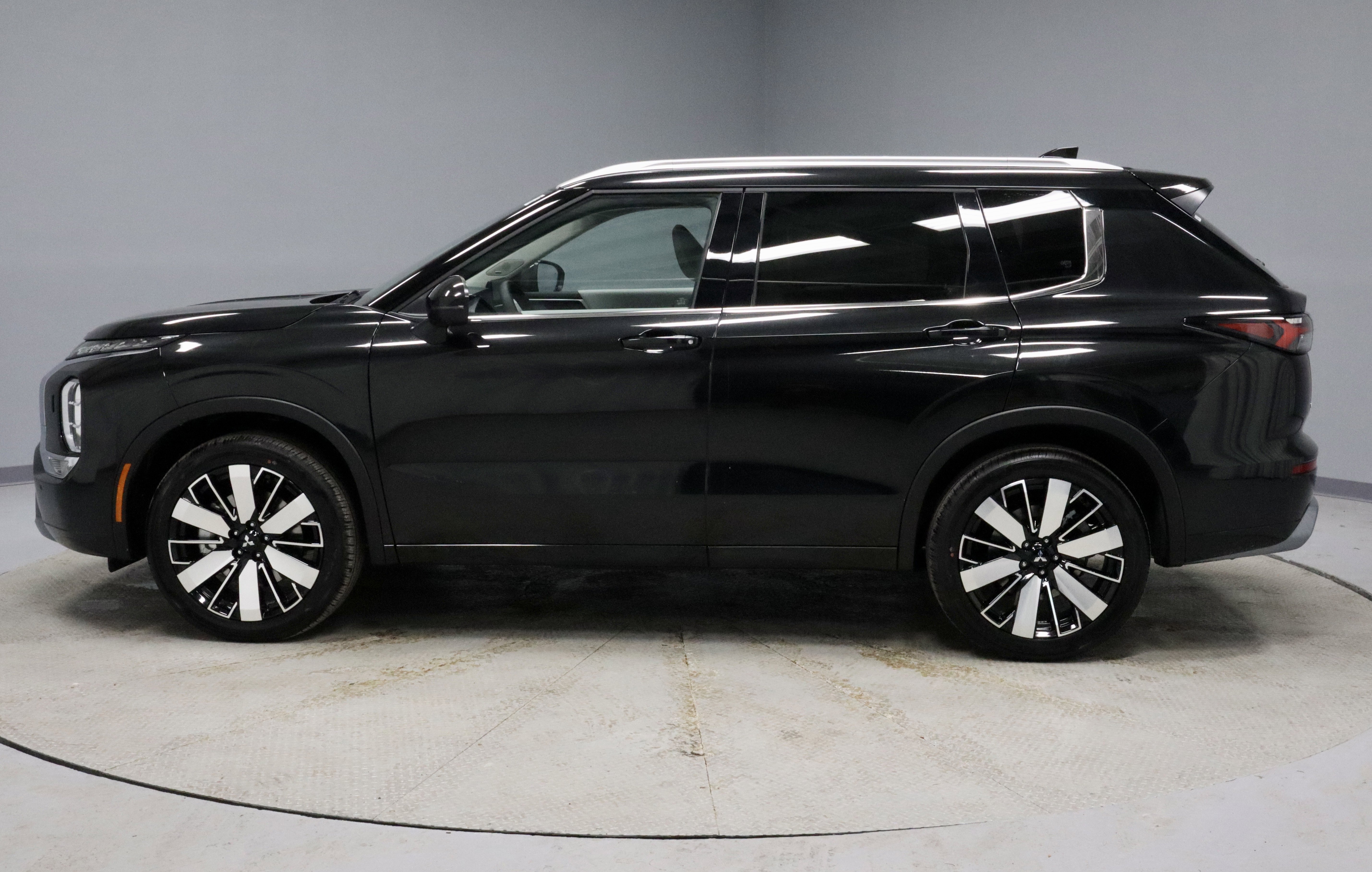 New 2026 Mitsubishi Outlander SEL image 5