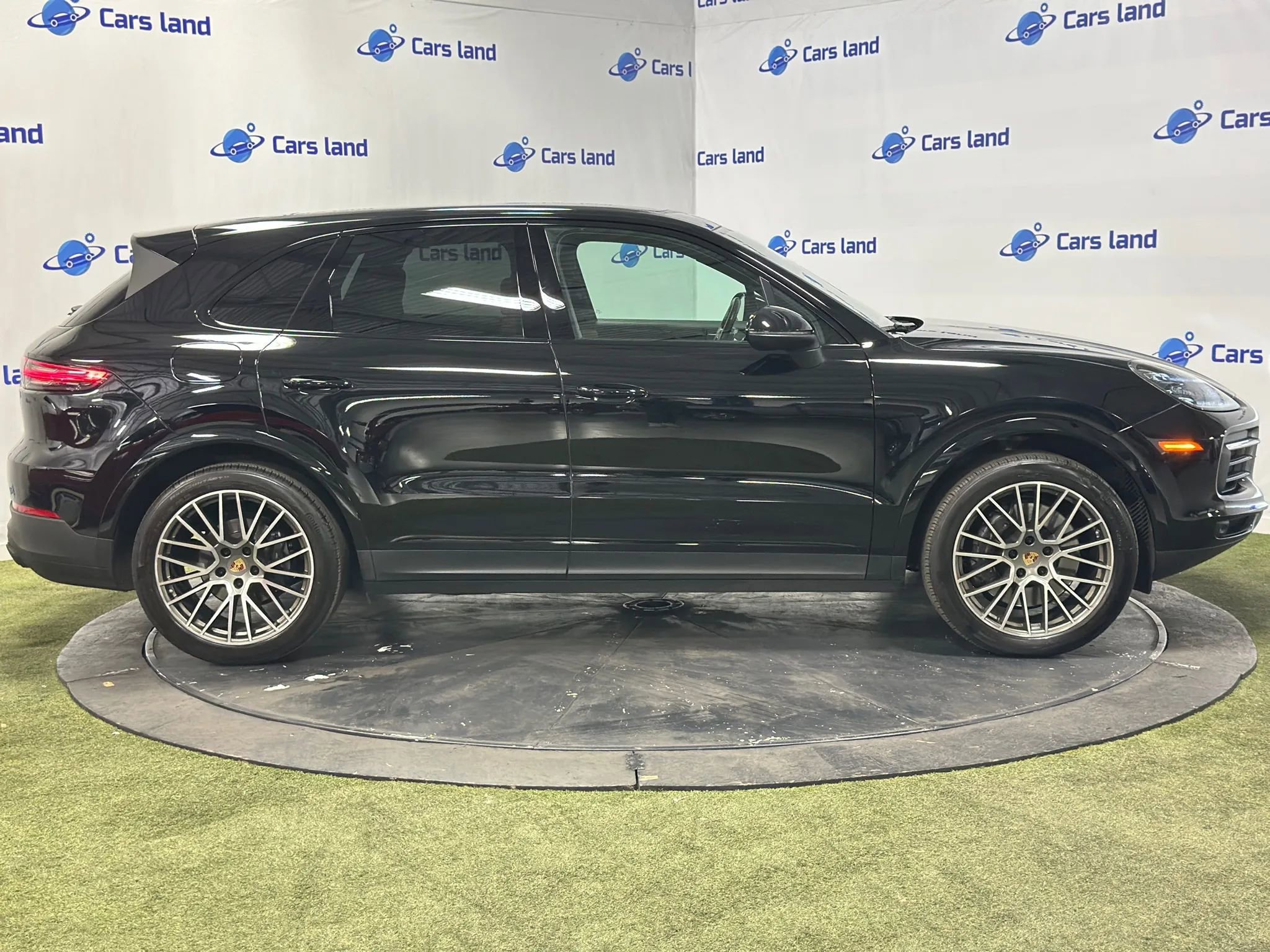 Used 2022 Porsche Cayenne Platinum Edition w/ Premium Package Plus image 3