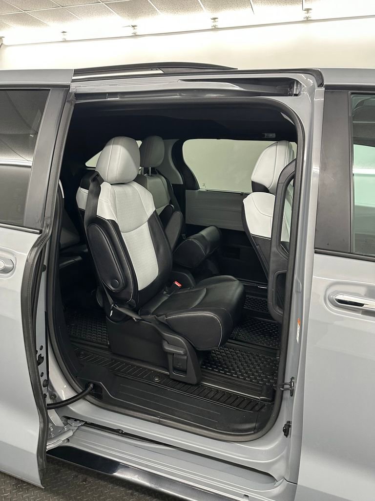 Used 2025 Toyota Sienna XSE image 33